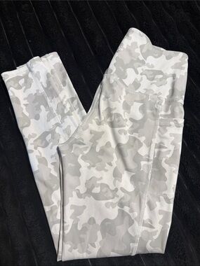 Women’s High-Waist Camo Performance Leggings in White & Gray